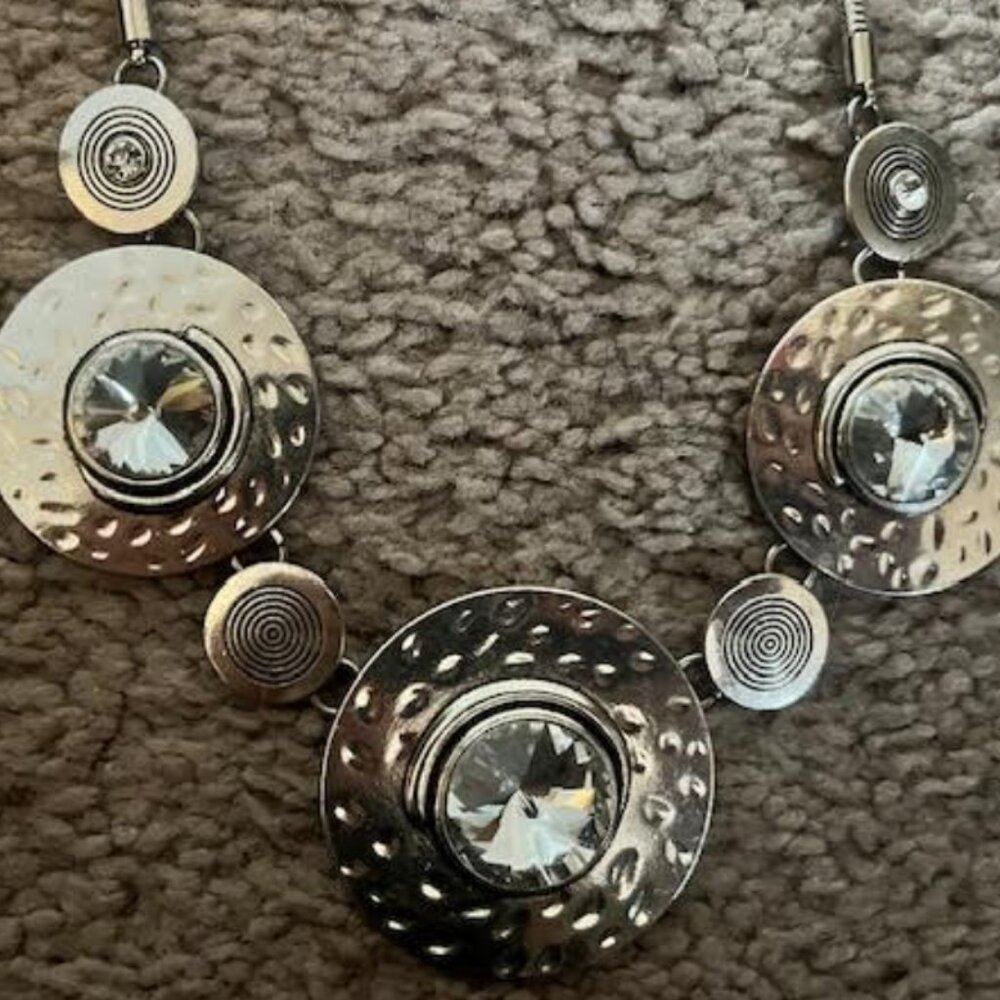 Large Rhinestone Silver Jewelry NECKLACE - Picture 2 of 3